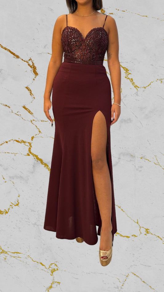 Robe bordeaux avec détails